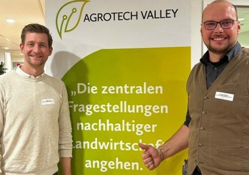 Die SALT AND PEPPER-Mitarbeiter Frederick Nieweg (l.) und Christoph Friedrich (r.) nach der Aufnahme ins Agro Tech Valley.