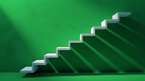 Eine Treppe an einer grünen Wand.