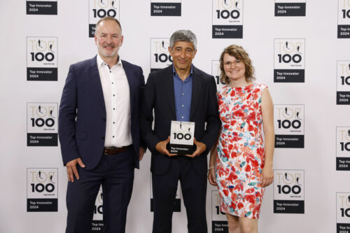 Arne Engelbrecht und Julia Holweg zusammen mit Ranga Yogeshwar bei der Preisverleihung Top 100