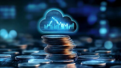 Im Vordergrund ist ein Stapel Münzen zu sehen, darüber eine digitale Wolke mit einem schwankenden Graphen, der die Finanztechnologie symbolisiert.