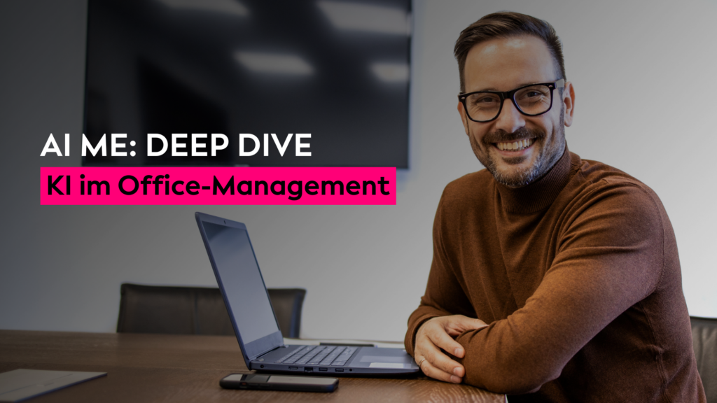 Lächelnde Person, die mit einem offenen Laptop an einem Schreibtisch sitzt. Der Text lautet „AI ME: DEEP DIVE“ und „KI im Office-Management“.