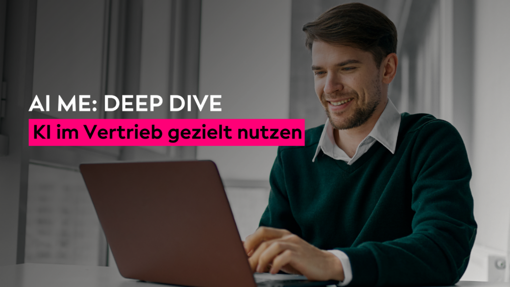 Mann mit braunen Haaren und grünem Pullover sitzt an einem Schreibtisch und tippt auf einem Laptop. Text auf dem Bild: „AI ME: DEEP DIVE – KI im Vertrieb gezielt nutzen“.