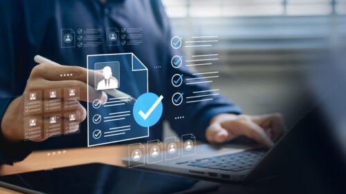 Eine Person benutzt einen Laptop und einen Stift, um mit digitalen Checklisten und Profilsymbolen zu interagieren, was eine Online-Dokumentenprüfung oder Personalverwaltung nahelegt.