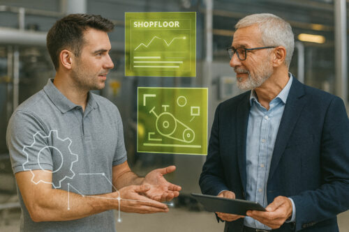 Zwei Männer diskutieren in einer Industrieumgebung, in der digitale Grafiken mit Diagrammen und Maschinensymbolen eingeblendet sind. Der eine hält ein Tablet, der andere gestikuliert mit den Händen.