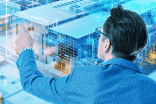 Ein Mann in einem blauen Anzug interagiert mit einer transparenten digitalen Schnittstelle, die architektonische Gebäudepläne und 3D-Modelle zeigt.