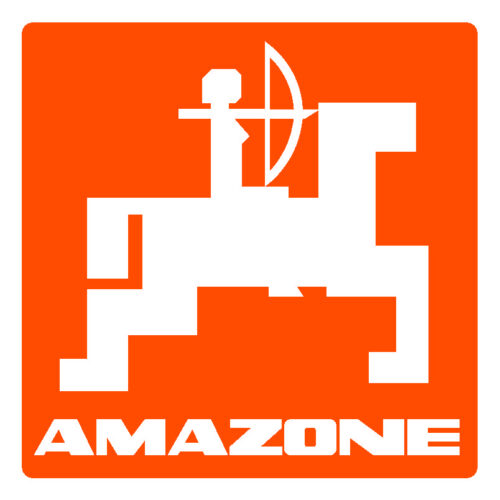 Weiße geometrische Figur einer Person mit einer Verbeugung auf einem Pferd, über dem Wort "AMAZONE" in fetten Buchstaben, auf einem orangefarbenen, quadratischen Hintergrund.