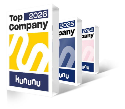 Drei rechteckige kununu-Top-Company-Plaketten für die Jahre 2024, 2025 und 2026 sind in einer Reihe aufgestellt, wobei die Plakette für das Jahr 2026 im Vordergrund steht.